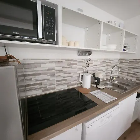 Spacieux 2 Chambres, Lumineux Apartment